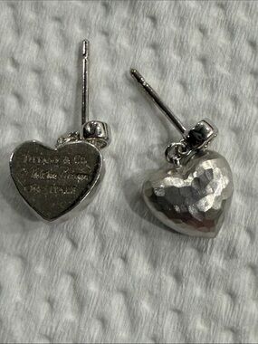 Tiffany & Co. Paloma Picasso 18k white gold Hammered Heart earrings w diamonds 💎